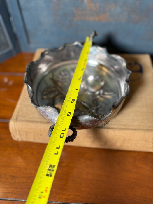 Pairpoint quadruple plate repousse serving bowl