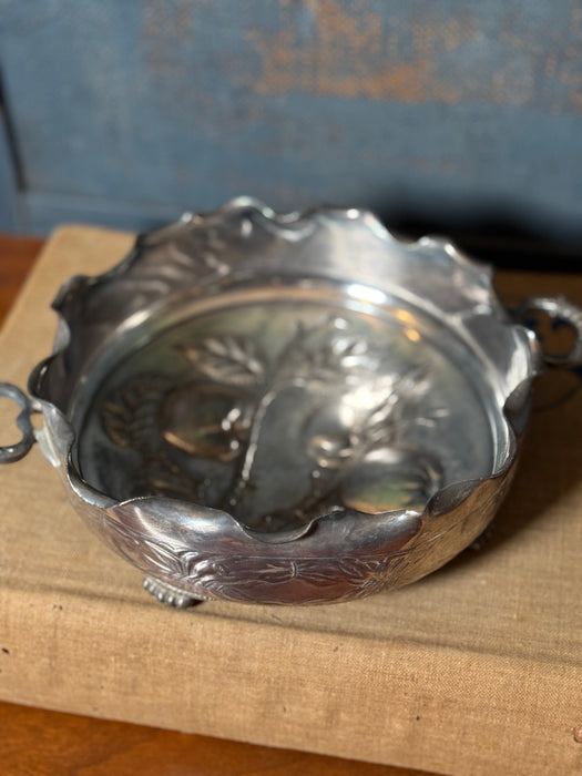 Pairpoint quadruple plate repousse serving bowl