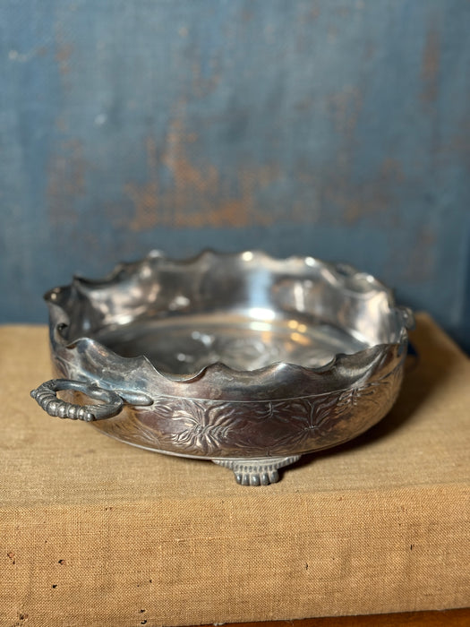 Pairpoint quadruple plate repousse serving bowl